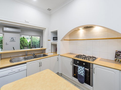 Luxury Federation Style Home - Sleeps 10 - Australian Directory 5