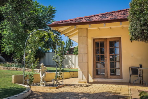 Armadale Cottage Bed & Breakfast - Australian Directory 36