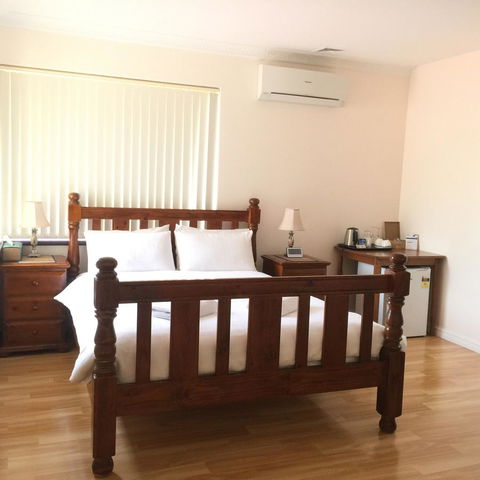 The Royal Dolphin Bed & Breakfast Safety Bay - Australian Directory 4