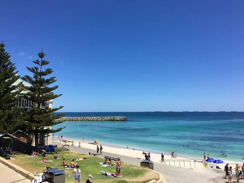 SEA BREEZE â€“ Between Cottesloe Beach & Swan River - Australian Directory 14