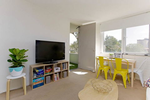 SEA BREEZE â€“ Between Cottesloe Beach & Swan River - Australian Directory 19