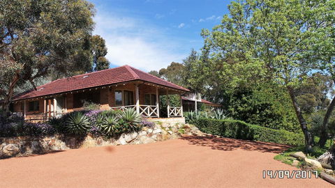 Eleebana Guest House - Australian Directory 0