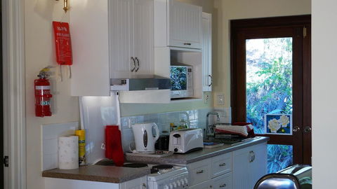 Eleebana Guest House - Australian Directory 26