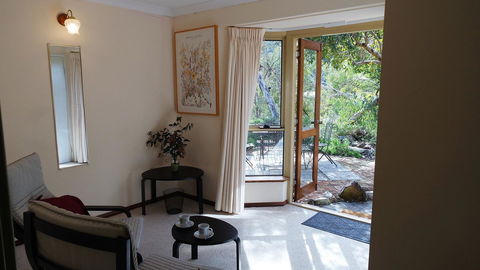 Eleebana Guest House - Australian Directory 2