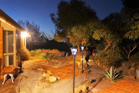 Eleebana Guest House - Australian Directory 36