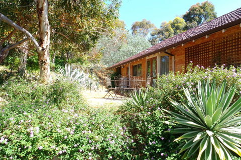 Eleebana Guest House - Australian Directory 33