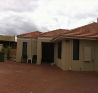 House close to airport - Australian Directory