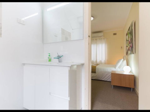 Broadway Apartments - Australian Directory 39