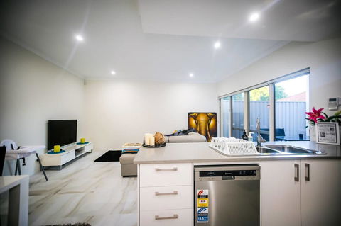 VIP Stays - Villa De Burswood Luxury 3BR Suite W/ King Bed FREE WIFI - Australian Directory 7