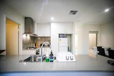 VIP Stays - Villa De Burswood Luxury 3BR Suite W/ King Bed FREE WIFI - Australian Directory 26