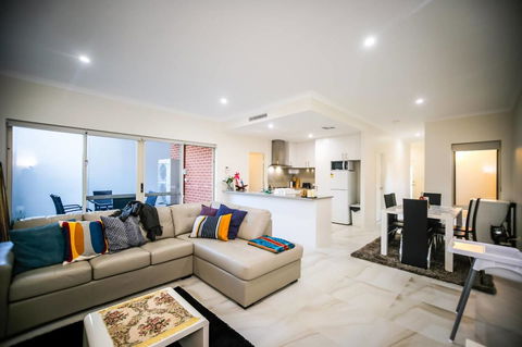 VIP Stays - Villa De Burswood Luxury 3BR Suite W/ King Bed FREE WIFI - Australian Directory 0
