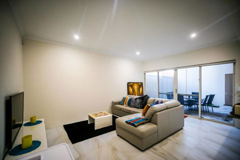 VIP Stays - Villa De Burswood Luxury 3BR Suite W/ King Bed FREE WIFI - Australian Directory 6