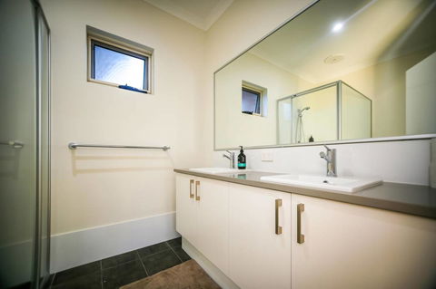 VIP Stays - Villa De Burswood Luxury 3BR Suite W/ King Bed FREE WIFI - Australian Directory 3