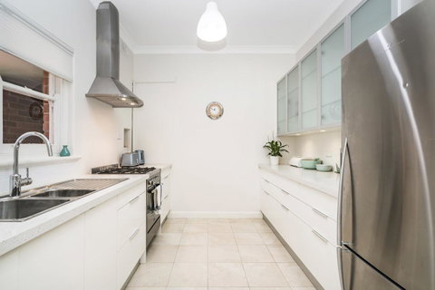 Light Bright, Quality River Views! Free Parking - Australian Directory 5