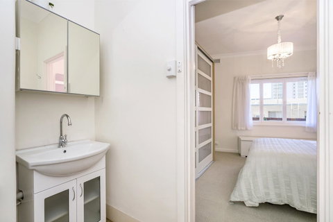 Light Bright, Quality River Views! Free Parking - Australian Directory 6