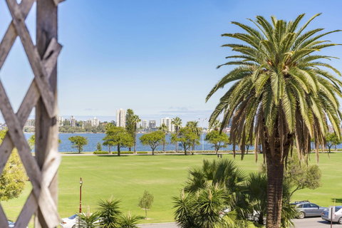 Light Bright, Quality River Views! Free Parking - Australian Directory 16