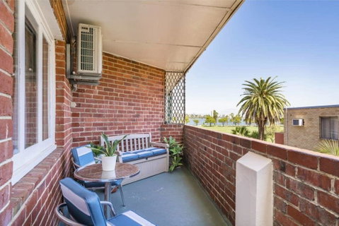 Light Bright, Quality River Views! Free Parking - Australian Directory 21