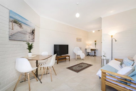 Light Bright, Quality River Views! Free Parking - Australian Directory 15
