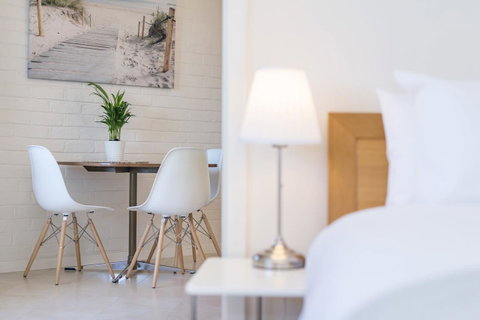Light Bright, Quality River Views! Free Parking - Australian Directory 2