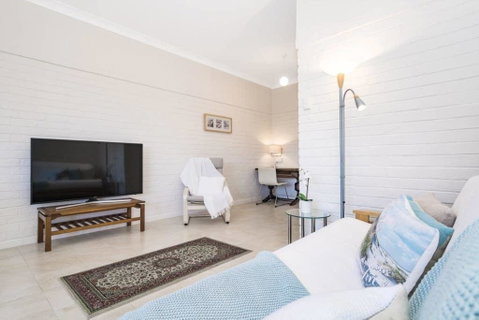Light Bright, Quality River Views! Free Parking - Australian Directory 36