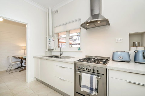 Light Bright, Quality River Views! Free Parking - Australian Directory 8