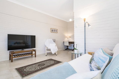 Light Bright, Quality River Views! Free Parking - Australian Directory 13