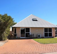 Osprey Holiday Village Unit 103/1 Bed - Perfect short stay apartment with King size bed - Australian Directory