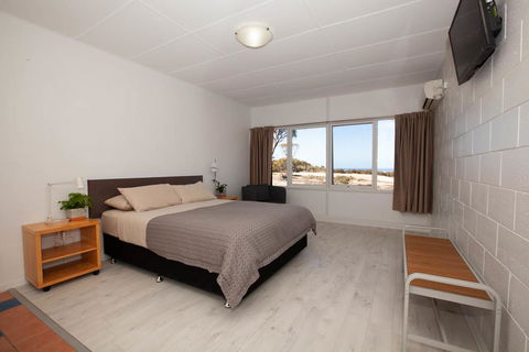 EUCLA MOTOR HOTEL - Australian Directory 26