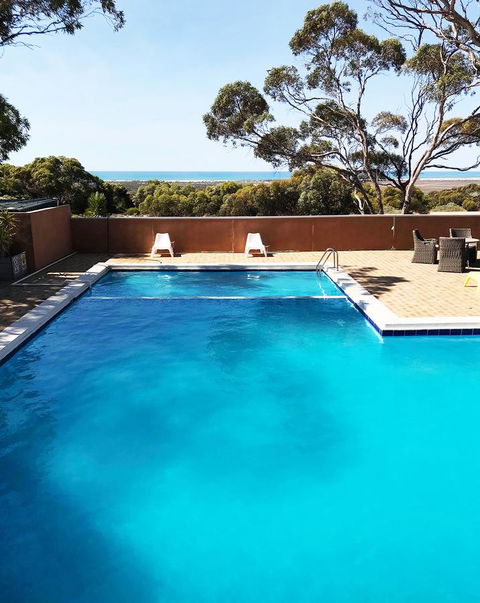 EUCLA MOTOR HOTEL - Australian Directory 37