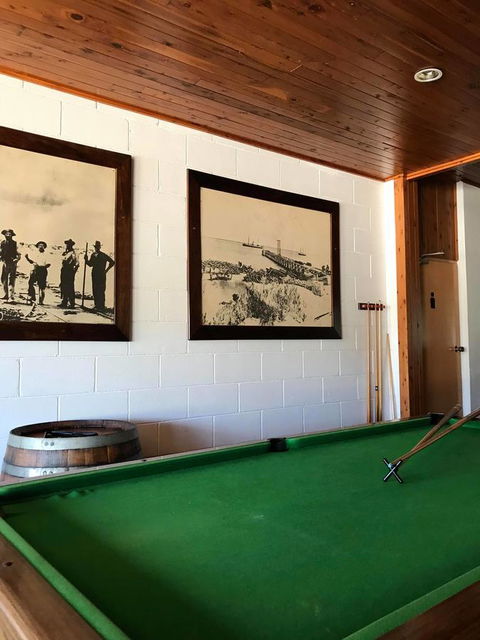 EUCLA MOTOR HOTEL - Australian Directory 32