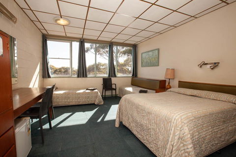 EUCLA MOTOR HOTEL - Australian Directory 20