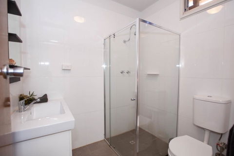 EUCLA MOTOR HOTEL - Australian Directory 22