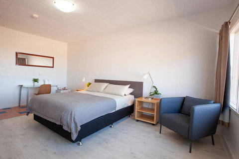 EUCLA MOTOR HOTEL - Australian Directory 25