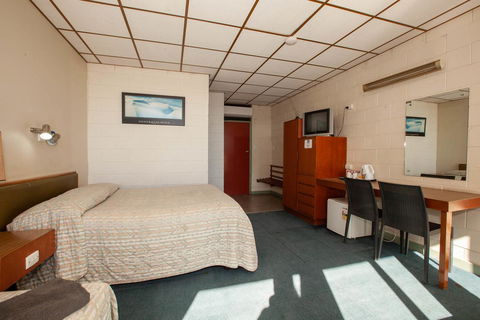 EUCLA MOTOR HOTEL - Australian Directory 19