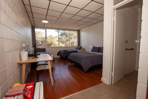 EUCLA MOTOR HOTEL - Australian Directory 4