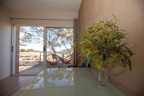 EUCLA MOTOR HOTEL - Australian Directory 12