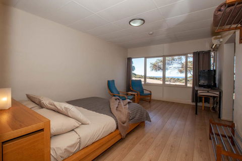 EUCLA MOTOR HOTEL - Australian Directory 17