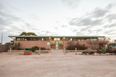 EUCLA MOTOR HOTEL - Australian Directory 9