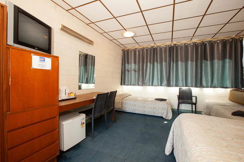 EUCLA MOTOR HOTEL - Australian Directory 18