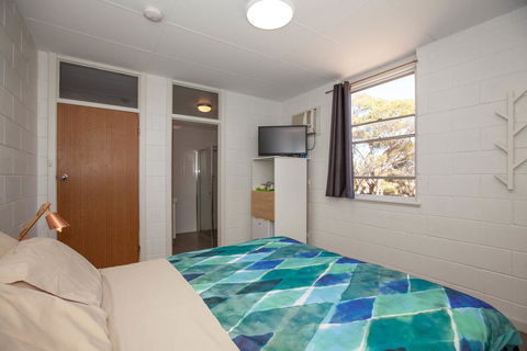 EUCLA MOTOR HOTEL - Australian Directory 23