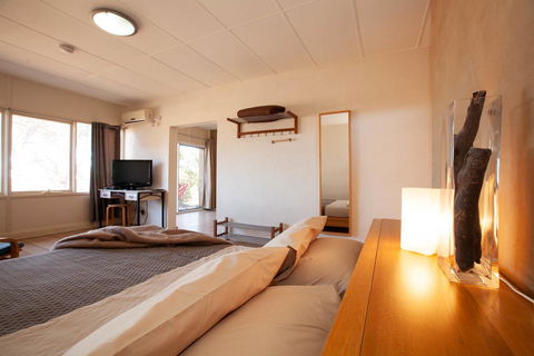 EUCLA MOTOR HOTEL - Australian Directory 15