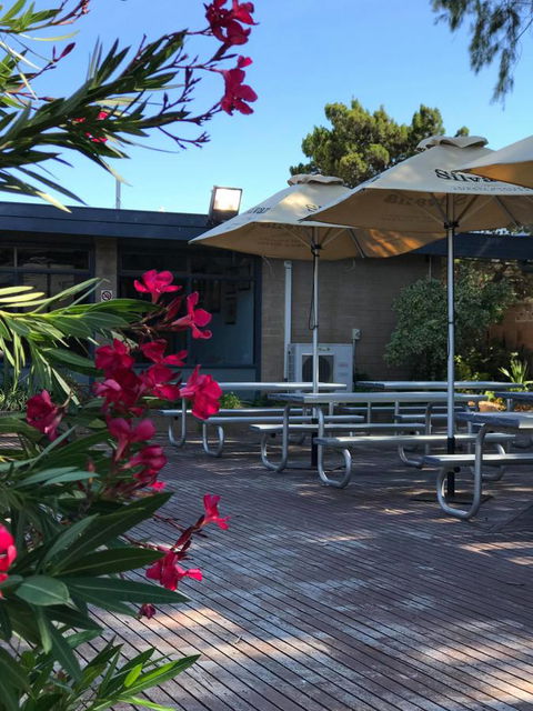 EUCLA MOTOR HOTEL - Australian Directory 33