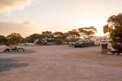 EUCLA MOTOR HOTEL - Australian Directory 28