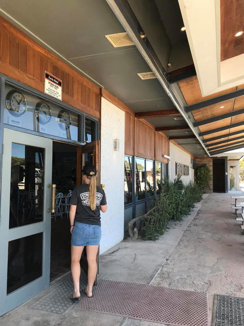 EUCLA MOTOR HOTEL - Australian Directory 35