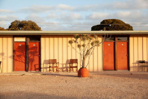 EUCLA MOTOR HOTEL - Australian Directory 7