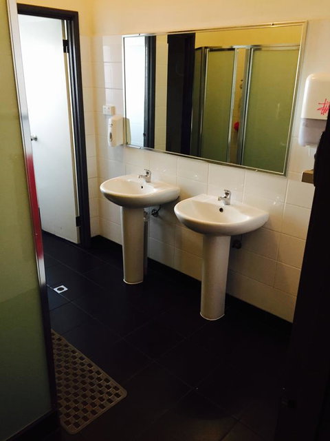 Shiralee Hostel -note - Valid Passport Required To Check In - Australian Directory 19