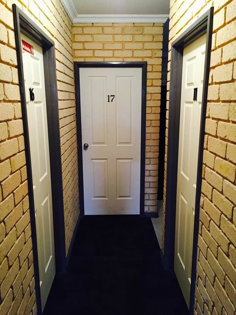 Shiralee Hostel -note - Valid Passport Required To Check In - Australian Directory 18