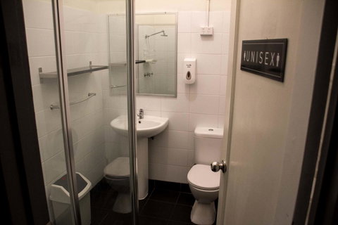 Shiralee Hostel -note - Valid Passport Required To Check In - Australian Directory 15