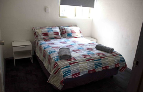 Shiralee Hostel -note - Valid Passport Required To Check In - Australian Directory 13