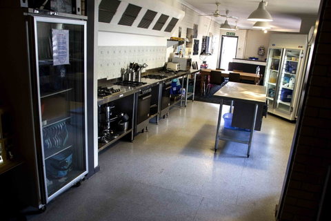 Shiralee Hostel -note - Valid Passport Required To Check In - Australian Directory 9